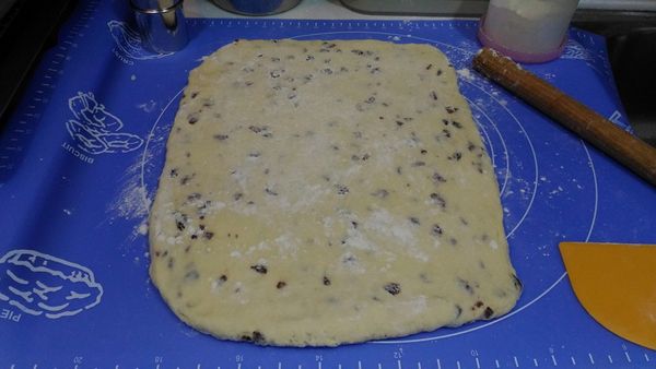 桌上撒些中筋麵粉,將麵團從冰箱移出,表面也灑一些中筋麵粉避免沾粘