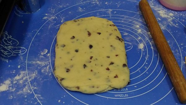 將麵團桿成長方形,折三折再桿開再折三折,再桿開再折三折 (三折的步驟總共3次)