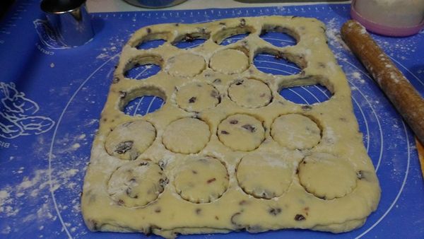 最後將麵團桿開成約2.5cm厚的麵皮,用6 cm圓形模具壓出小圓餅,剩下的麵團集合捏壓成團再桿開壓模