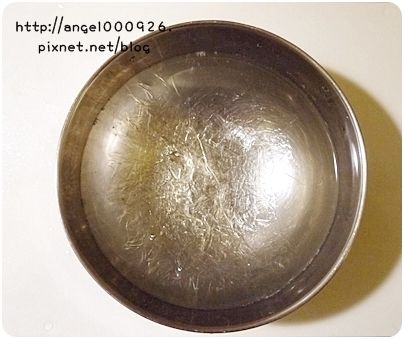 吉利丁片先泡在冰水裡軟化(用量可依自己喜好調整，喜歡Q一點就再多加一片)