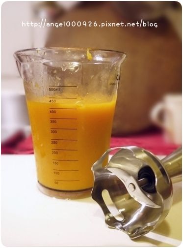 芒果切小塊，用食物調理機打成果泥，倒入鍋中小火煮一下，放涼備用