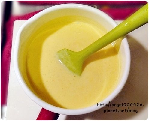 吉利丁片擠乾水分加入牛奶中，加入砂糖，攪拌至溶解