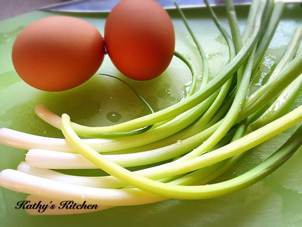 準備雞蛋4顆、蔥一把（約7枝）。