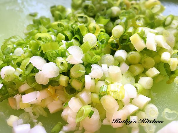 蔥洗淨、切細，成為蔥花。