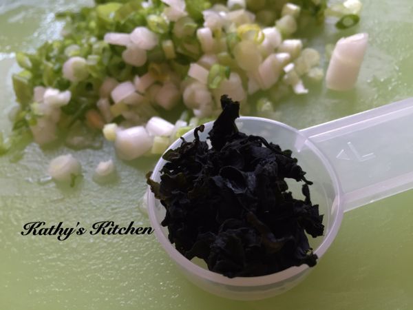 準備2大匙的海帶芽，直接加入蔥花蛋液。