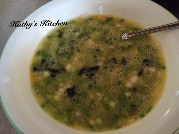 調和好所有食材，準備入鍋煎玉子燒。