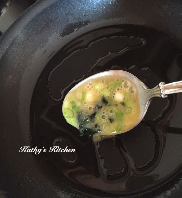 平底鍋熱鍋，倒入適量蔬菜油；或是紙巾沾蔬菜油擦拭平底鍋。以湯匙舀蛋液入鍋⋯