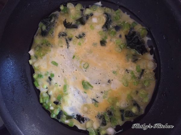 蛋液煎成一大片的蛋皮。