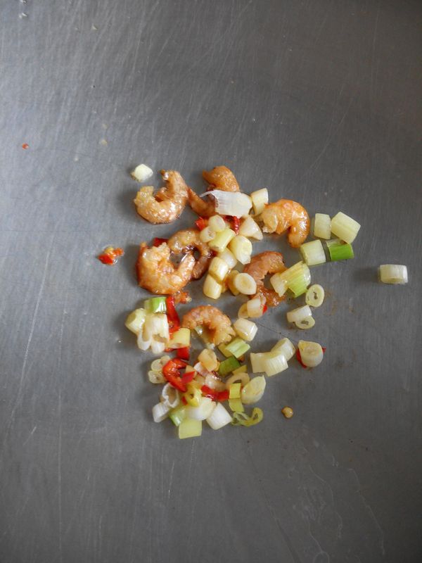 開小火,加入豬油,先爆香蝦米~待蝦米香味出來後,加入辣椒末與蔥白爆香