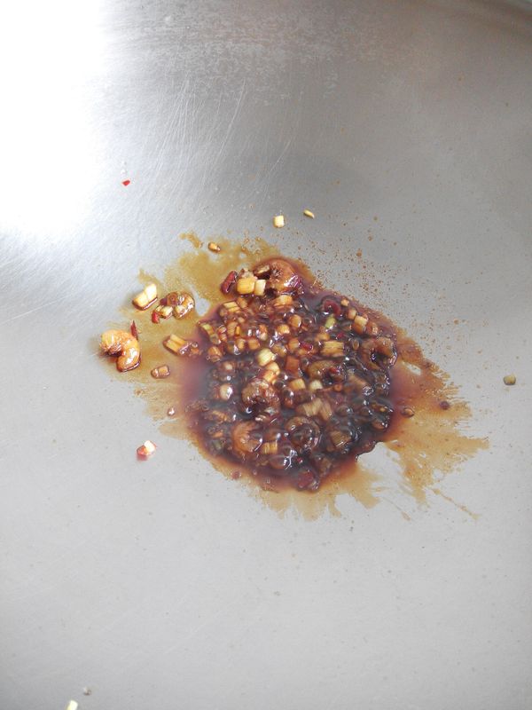 加入醬油與醬油膏略炒(全成炒鍋都用最小火就可以了)
再加入五匙煮麵水