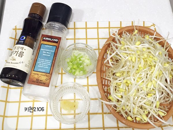 黃豆芽200g 鹽 0.5小匙 水
蔥花1大匙 蒜末1小匙 鹽 1小匙 芝麻油少許 芝麻少許