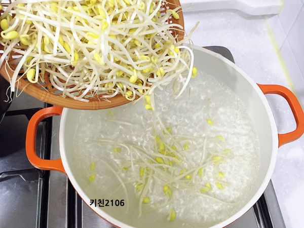 水滾後加入1小匙鹽 在將黃豆芽倒入，煮4-5分鐘