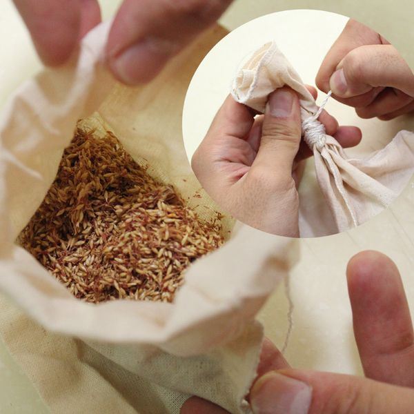 把愛玉裝進紗布袋（或乾淨絲襪），袋口一定要綁緊，不然籽會漂出來。