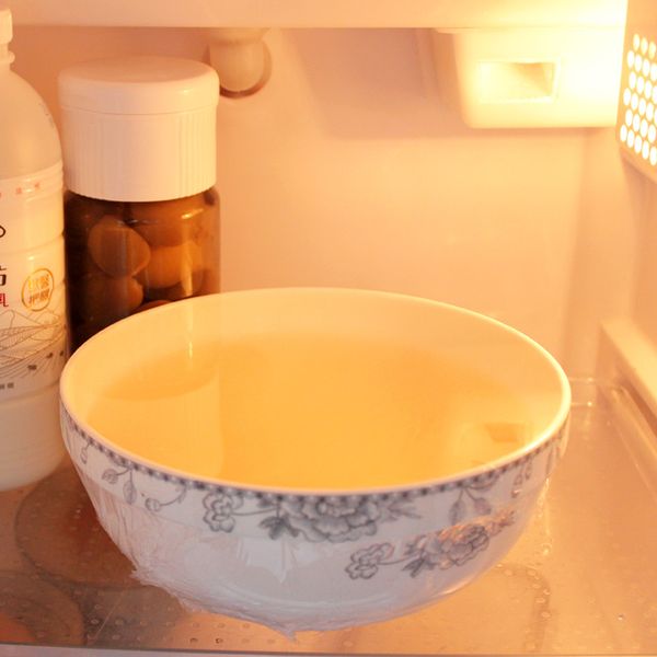 放進冰箱冷藏40-60分鐘，拿出來加點蜂蜜、檸檬，開動！
*  天然洗出的愛玉子，冷藏1天就會慢慢滲水，最後還原成液體，所以提醒您趁新鮮吃喔！