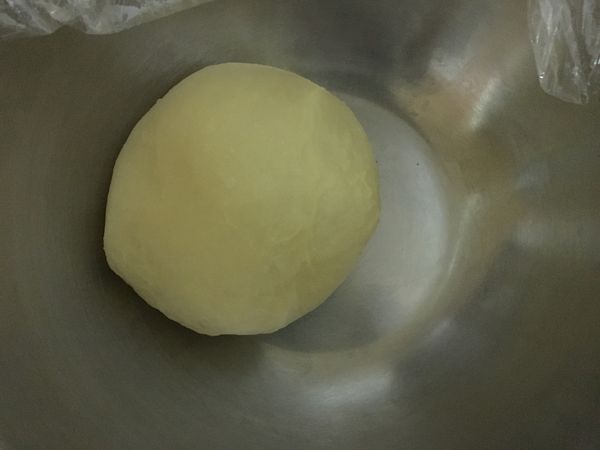 發酵後，麵團應該正常會呈現原本兩倍大，移出麵團用手壓排出空氣