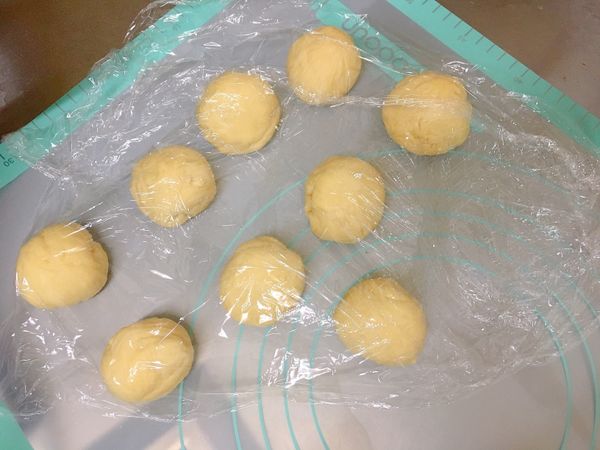每一等分麵團滾圓用保鮮膜蓋住鬆弛15分鐘