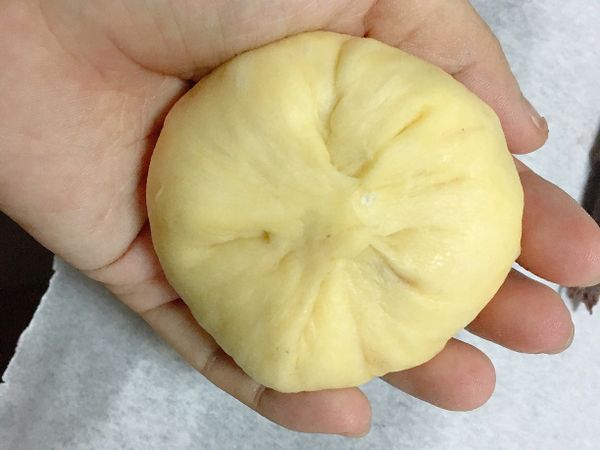 將麵團封口，把紅豆餡包在裡面