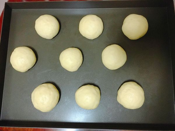 收口朝下擺在烤盤上進行最後發酵1小時