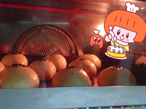 烤箱預熱200/170
表面塗上全蛋液和芝麻點綴
送入烤箱200/170烤10分鐘，再降溫150/150烤5分鐘即可