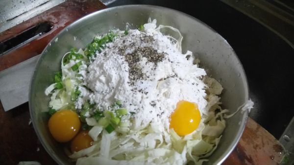加入麵粉、太白粉(或地瓜粉)、胡椒粉、鹽巴