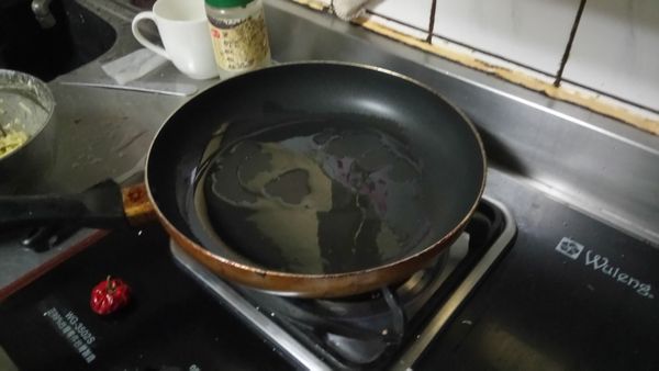 平底鍋開中火，加一匙油