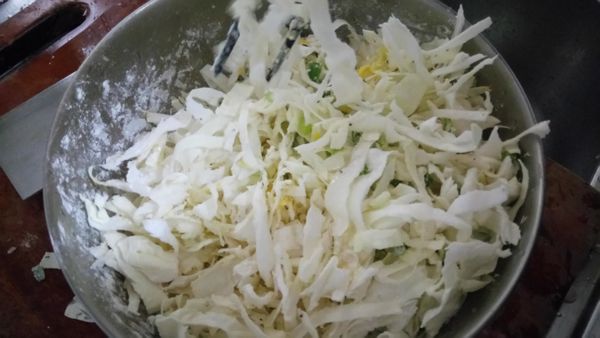 攪拌拌勻，(如果拌勻後仍太乾加一點點水)