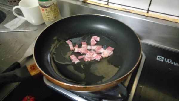 培根切絲放入