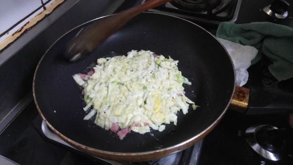 大阪燒糊，1/3放入鋪平，中小火煎，感覺底面微焦，翻面