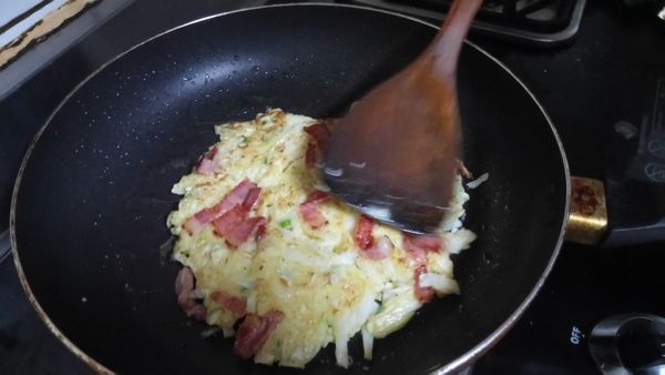 等感覺另外一面也熟了，加美乃滋&amp;油膏&amp;撒上柴魚片，關火。