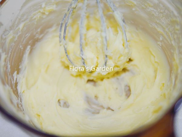 奶油、糖打成膏狀(不需打發)。