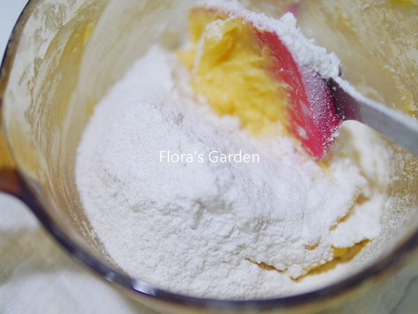 篩入粉類、香草精拌勻(勿過於攪拌)。