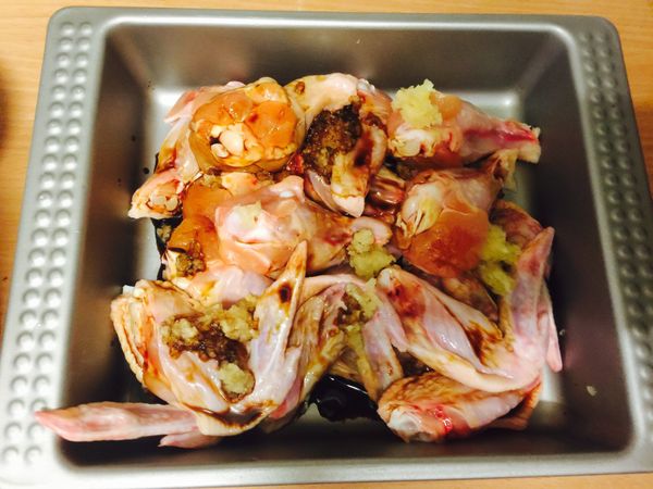 先將蒜末、醬油、檸檬汁加入