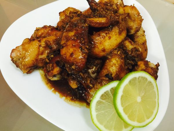 鹹香清爽的香檸烤雞翅即可上桌享用