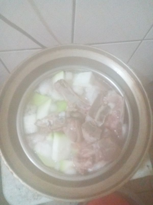 生子排骨直接放入，蒲ㄚ削皮切大塊放入，加入適量水，鹽和高鮮味精。電鍋料理20分鐘，即取出。