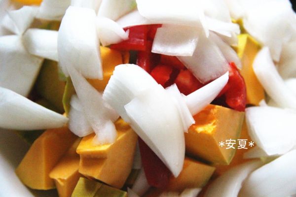 把南瓜去皮,和洋蔥,甜椒切塊後一起蒸熟