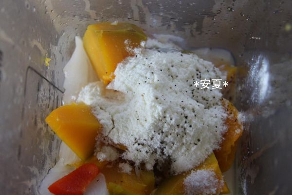 蒸熟後加入200g的熱水,奶粉,鹽巴放入調理機中