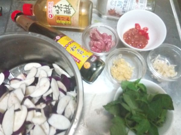 說明食材如上。茄子從中間切半後斜切直條。