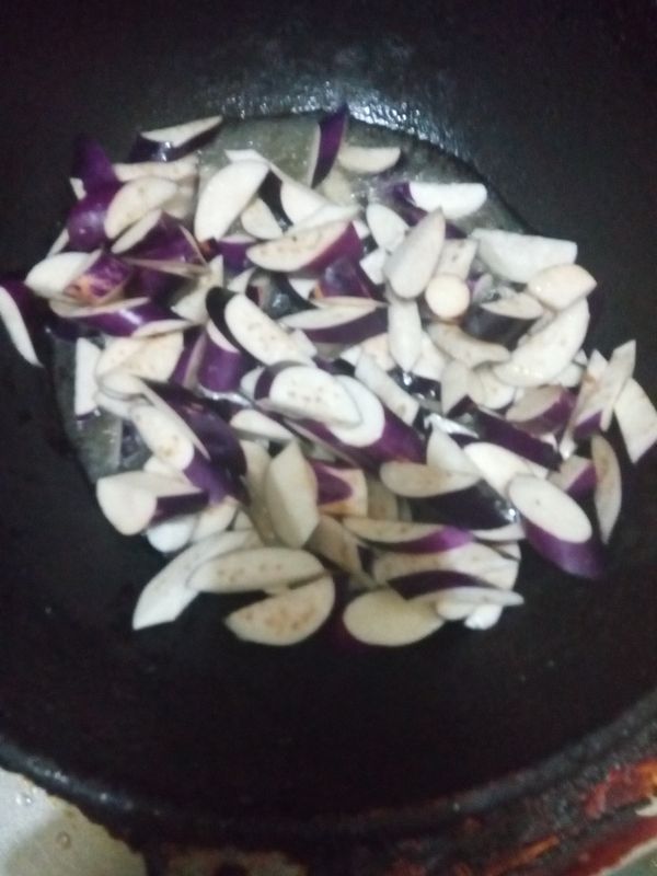 另起鍋放入油，把茄子炸一下，5分鐘取出瀝乾。