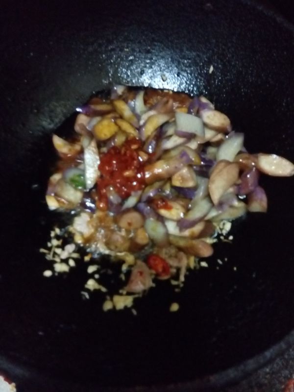 再放入調味料，和38度高梁酒適量，炒10分鐘後。