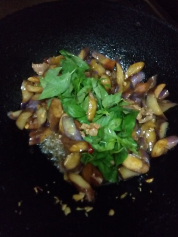 最後再加入九層塔炒，熄火取出。