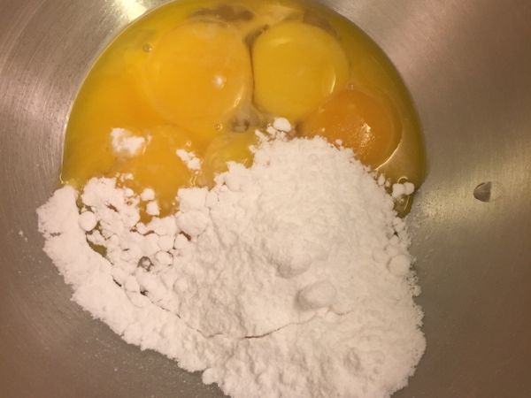 蛋和糖粉加入，怕蛋腥味可加些香草精