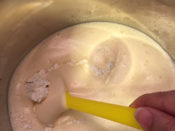 加入過篩低筋麵粉，拌勻至無粉狀