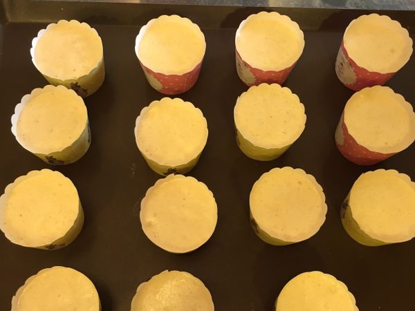 裝入紙模中，輕敲，把空氣震出，160度烤20分