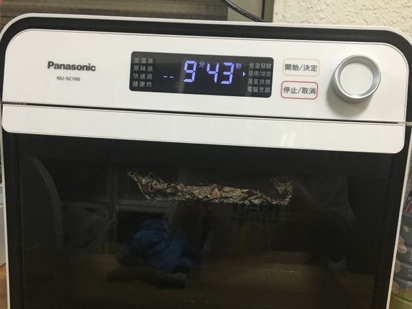 將蘑菇切半後，準備烤盤。
栗子及蘑菇都放置烤盤預備。

雞腿排（去骨較容易熟）灑上鹽、黑胡椒、米酒醃製10分鐘後下鍋煎。

兩面都煎2分鐘後取出放到佈滿蘑菇栗子的烤盤。

放進蒸汽烘烤爐（記得先預熱180度）然後烤20分鐘後取出。在將烤過的湯汁淋上，在烤10分鐘完成。