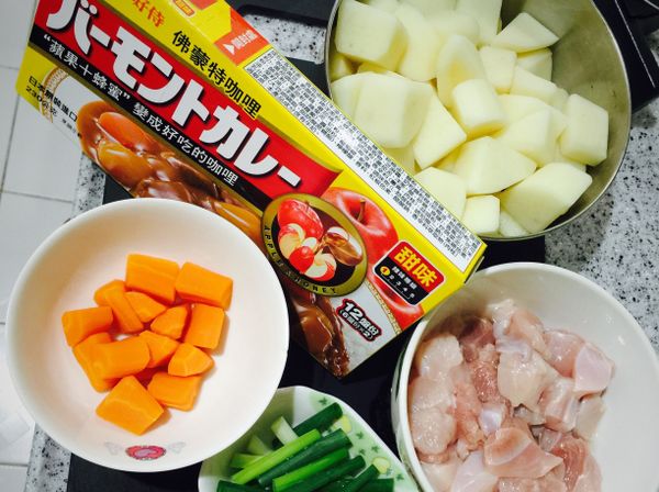 馬鈴薯，紅蘿蔔，無骨雞腿肉及雞胸肉洗淨切塊，青蔥切段備用（紅蘿蔔較硬，可用電鍋先蒸熟）