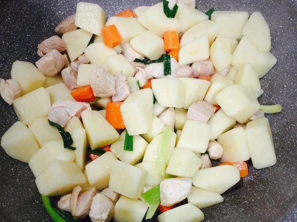 最後加入馬鈴薯快速翻炒，炒至雞肉變色