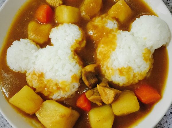 食材撈出倒入另一燉煮鍋中，加水淹過食材，大火煮滾後把泡泡撈掉，接著轉中小火燉煮約10分鐘（燉煮時請攪動才不易黏鍋底，馬鈴薯變軟後轉小火，加入咖喱塊（邊加要邊攪動，直到咖喱塊完全融化後關火蓋上鍋蓋悶5分鐘即完成！