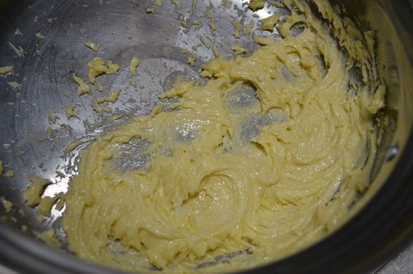 加入細砂糖.香草精,用攪拌機打製滑順