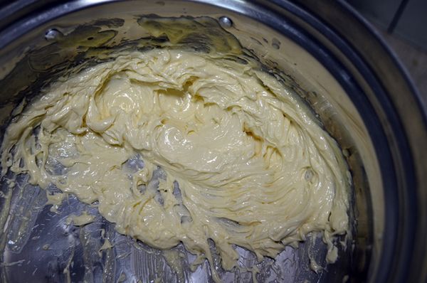 全蛋攪散,分次加入,快速攪打均勻,打至顏色變「淡」的奶油糊