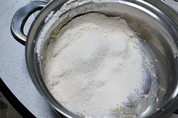 篩入麵粉.泡打粉,橡皮刮刀將粉料與奶油糊拌合